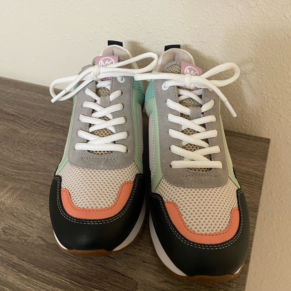 Michael Kohl’s tennis shoes